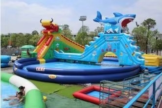 14*18m Aufblasbarer Wasserpark mit 1200W Gebläse und Kapazität für 1-20 Personen, Drachen-Hai-Rutsche und großem Schwimmbecken