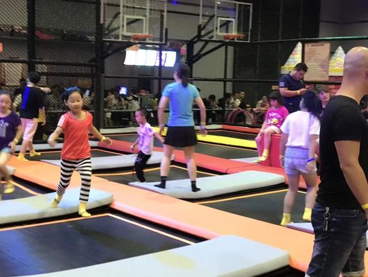 Trampolinpark Innen-Außenfahrten Sprung Trampolinpark