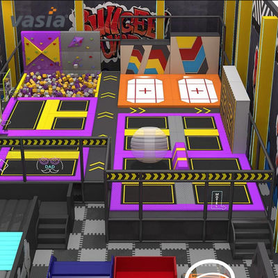 Trampolin für Kinder, das im Parkplatz gespielt wird